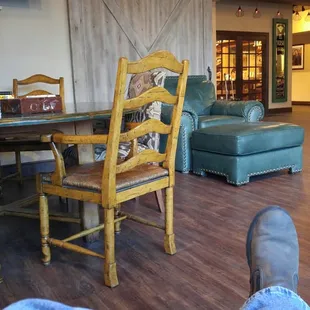 Feet up in the smoking room enjoying a la gloria esteli