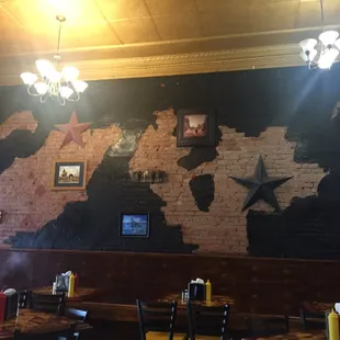 Cool dated Americana decor.