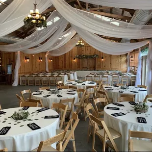 Guest tables, decorated by Roca Ridge Events and rented table linens.