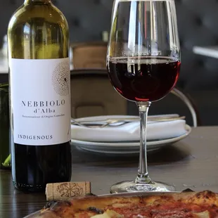 Marinara pizza paired with Nebbiolo d' Alba