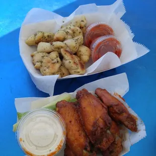 fried chicken, fried chicken wings, chicken wings and fried chicken, food, chicken, bbq chicken, chicken wings, bbq wings, poultry