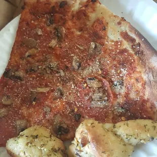 Garlic knots &amp; a slice of pepperoni/mushroom pizza