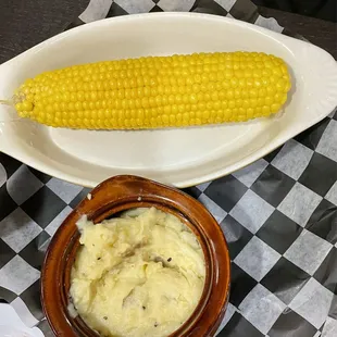 Corn on the cob and mashed potatoes