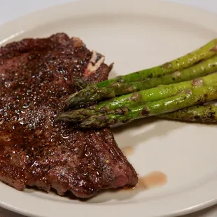 steak and asparagus