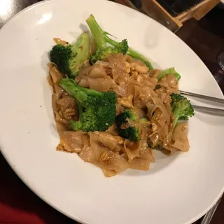 L- Pad see eew -Chinese broccoli