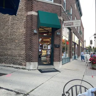 the outside of a deli restaurant