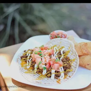 ows two tacos on a plate