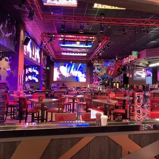 Noon on a Thursday and the place is empty. There IS a reason for that!