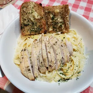 Chicken Alfredo pasta