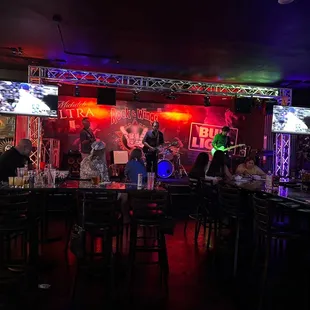 Great food &amp; Live music!