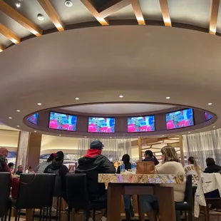 This circular bar in the middle of the Casio is a good alternative when the main sports bar.