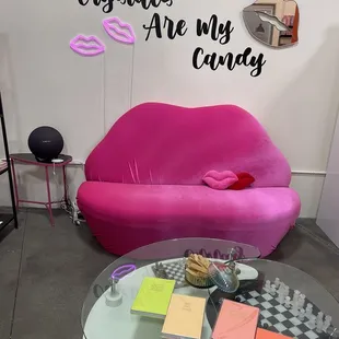 How cute is this sofa!!
