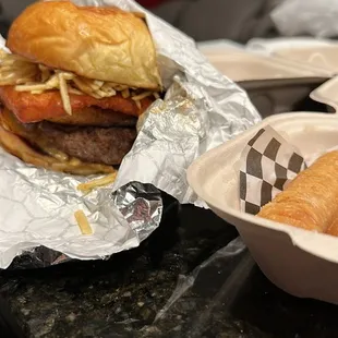 AC/DC burger and tequeños