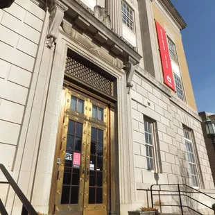 Located in the Gettys Building