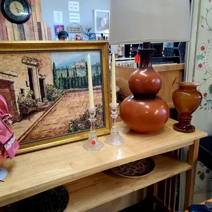 Original artwork and interesting decore. I love the taller vase on the right but didn&apos;t buy it.