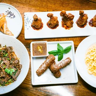 food, chicken wings and fried chicken