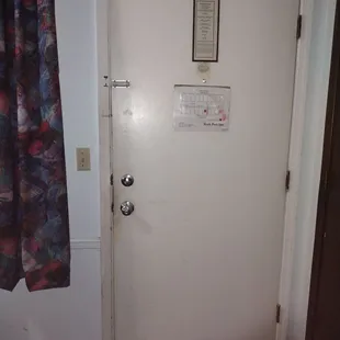 Dirty door that doesn't lock