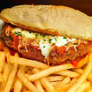 OCTOBER SPECIAL  
Chicken Parmesan Sandwich
Crispy panko breaded chicken topped with house made marinara sauce and melted fresh mozz.