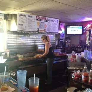 Slang in' meat on the grill.