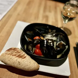 Mussels in white wine broth with white wine