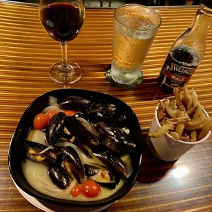 Mussels in white wine sauce and fries