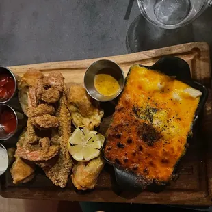 Seafood platter with Mac and cheese