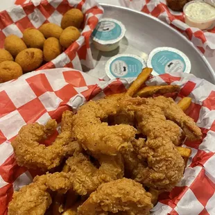 food, chicken wings and fried chicken