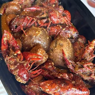 1.5 lbs live crawfish with 2 potatoes and 6 pieces of sausages, rockin combo sauce medium spicy!!  Yum!!!