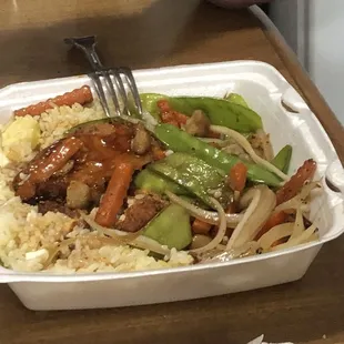Fried chicken with rice and vegetables
