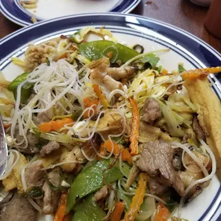 Egg Noodle Stir-fry With All Vegetables And Beef