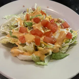 Side salad with thousand island dressing