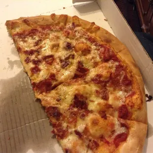 Large bacon with homemade tomato sauce