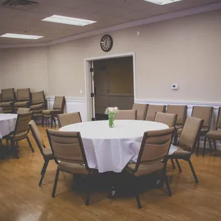 Table &amp; chairs set up in the Garden/Sunset room. The Linens we had to bring in ourselves.