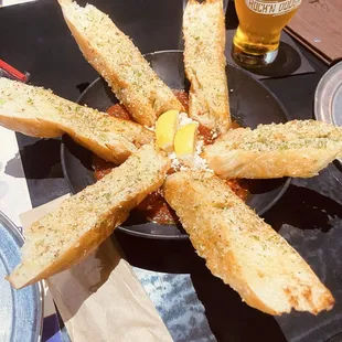 Amazing garlic bread with sauce and goat cheese!