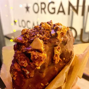 Ice cream taco with honeycombs (IG: vibrantly.foodjournal)