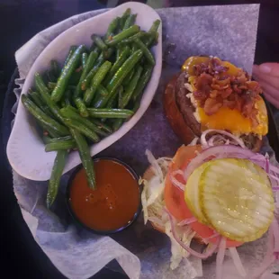 Burger with sauce on side &amp; greenbeans