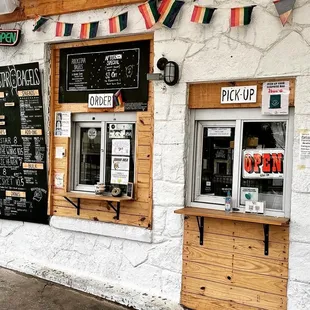the outside of a restaurant