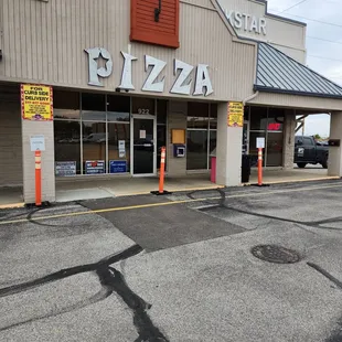 the front of a pizza parlor