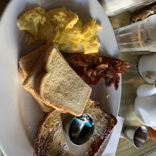 a plate of breakfast food