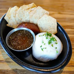 Burrata, quince paste, honey, crackers