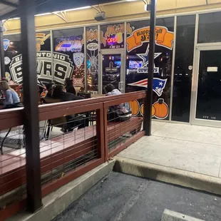 the outside of the restaurant