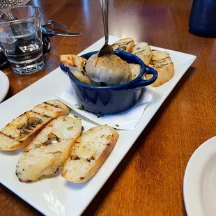 Roasted garlic with bread