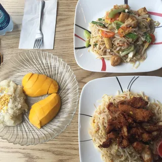 Pad Thai with Crispy Chicken