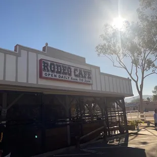 Open daily from 6 AM to 2 PM; Free parking.