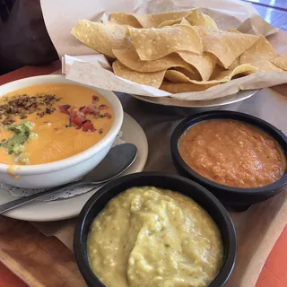 TOSTADA CHIPS & QUESO