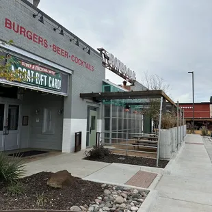 the outside of a burger restaurant