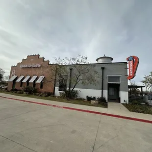 the outside of the restaurant