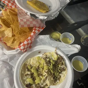 Ay esta la poca salsa para mi orden!!!!!