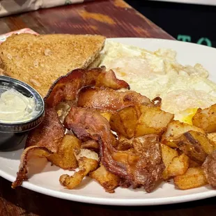 a plate of breakfast food