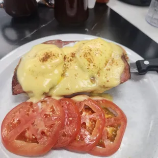 Eggs Benedict with Tomato Slices